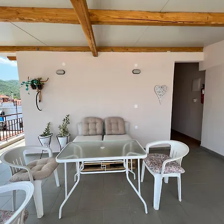 Estia Apartment *
